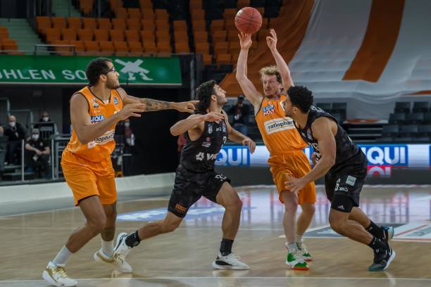 通过坚定的 通过坚定的