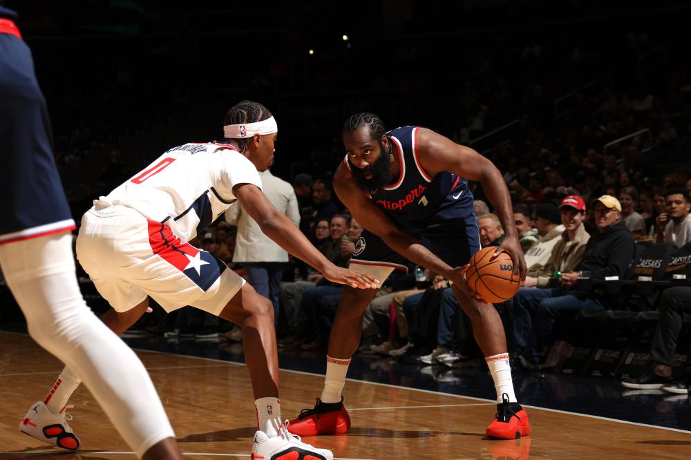 “杜兰特加盟太阳，球队实力大增备受期待”.